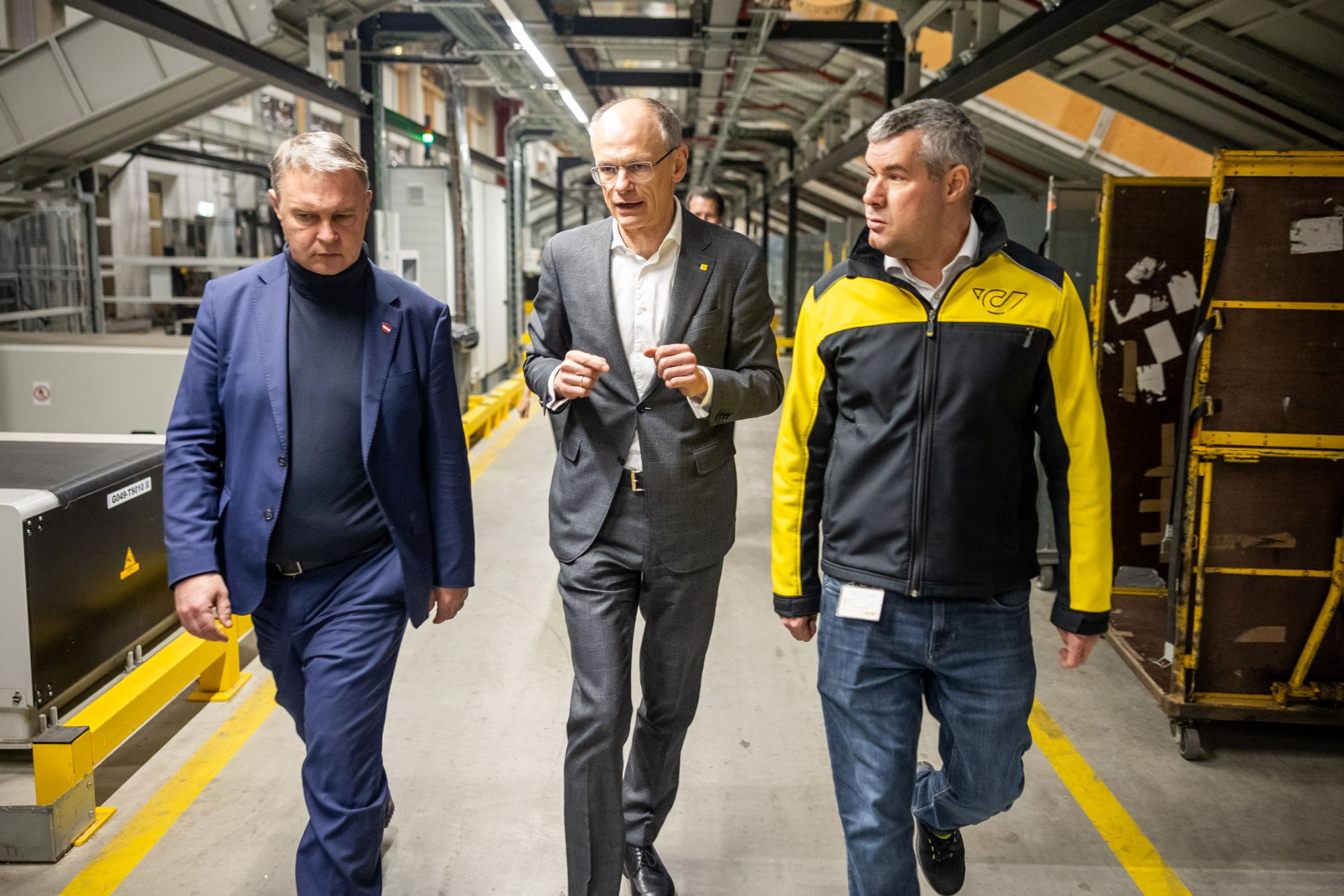 Vizekanzler Andreas Babler besucht Post-Logistikzentrum in Inzersdorf